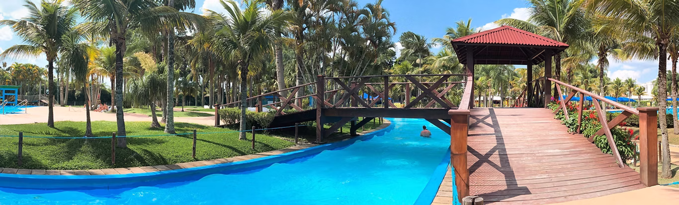 Um dia de lazer e alegria para casais no Thermas do Vale. Casal rindo e brincando na água do parque aquático.